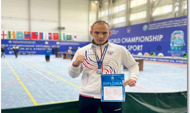 Спортсмен из брянского Новозыбкова принес серебро в копилку сборной страны по гиревому спорту