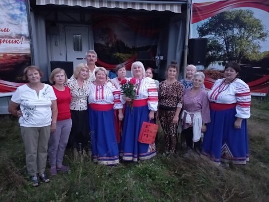 Жителей сел брянской Жуковки автоклуб продолжает радовать выездными концертами