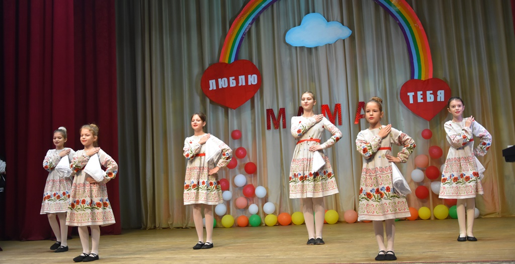 В брянской Красной Горе состоялся праздничный концерт ко Дню матери