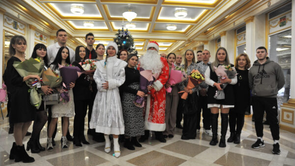 В правительстве брянского региона вручили ключи от новых квартир детям-сиротам