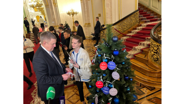 Глава Брянской области Александр Богомаз снял с елки желаний шары с пожеланиями для детей