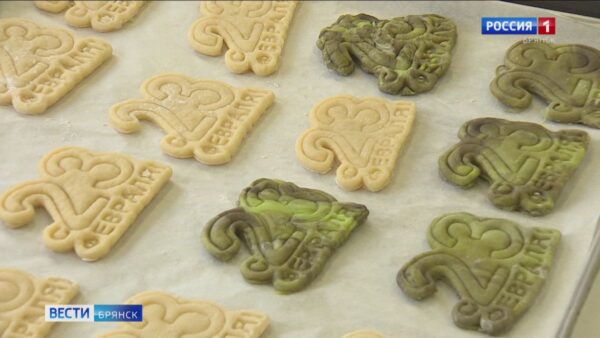 Студенты Брянского техникума питания и торговли готовят сладости для бойцов спецоперации