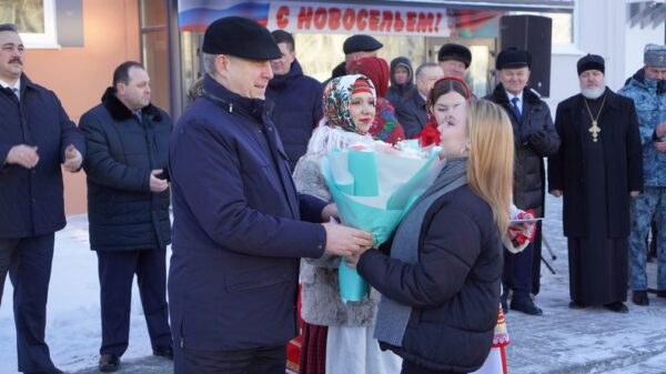 Брянские дети-сироты получили ключи от квартир