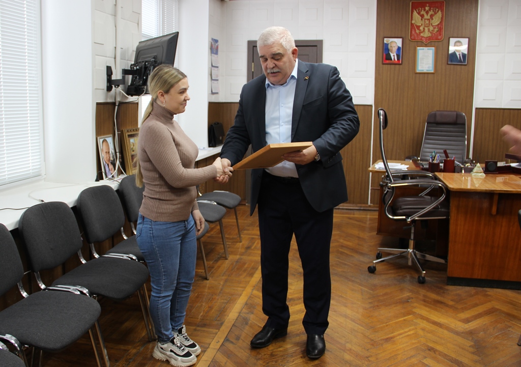 Молодая семья в брянском посёлке Красная Гора получила сертификат на покупку жилья