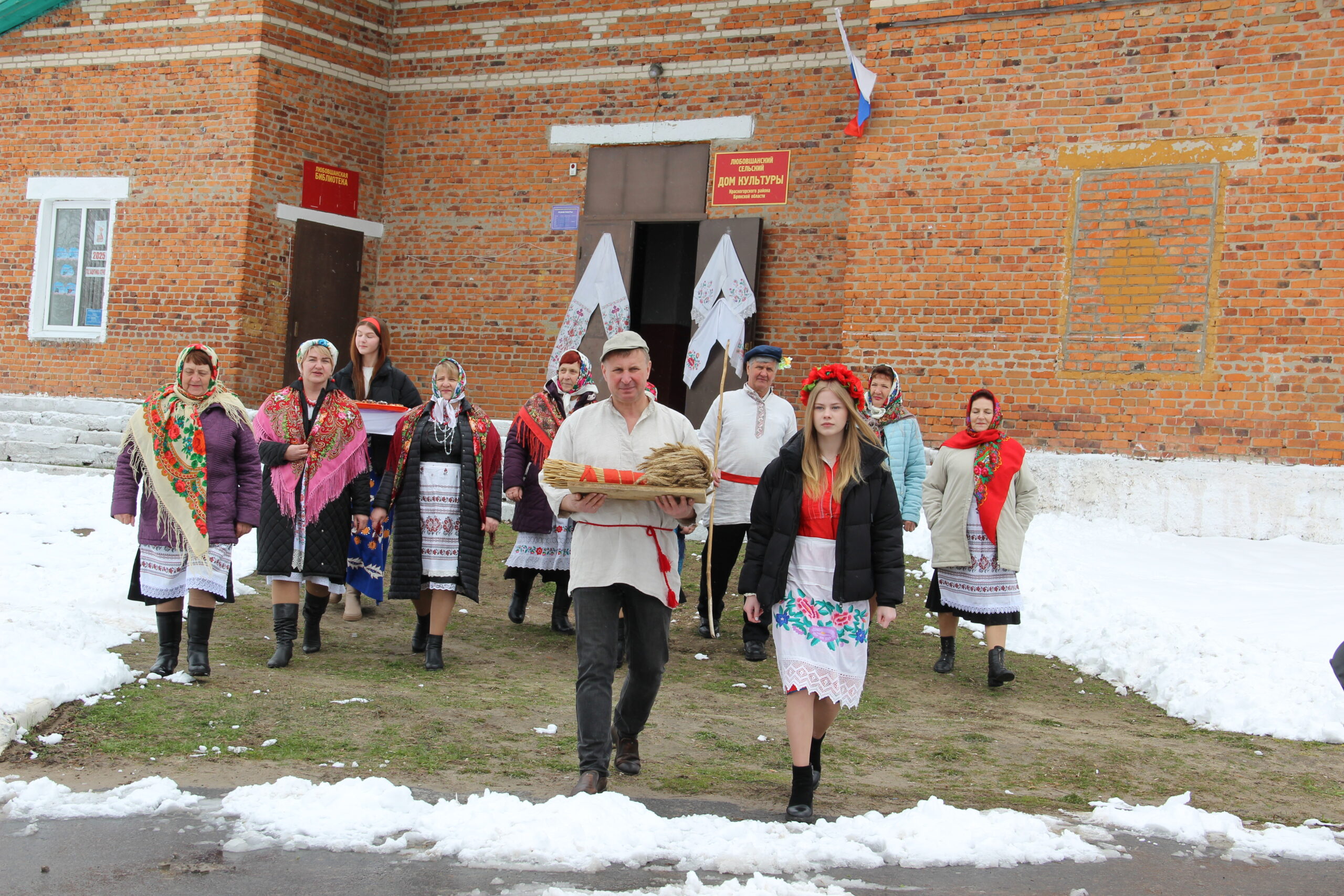 Старинный обрядовый праздник в красногорском Любовшо Брянщины