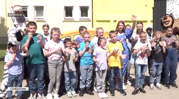 В Брянске театр кукол устроил для детворы парковый праздник