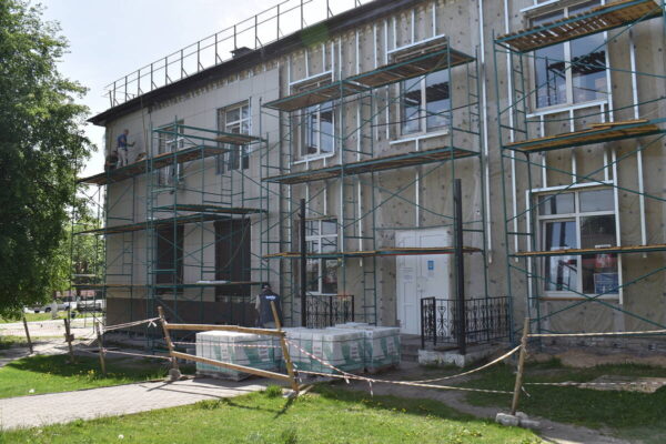 В Клетне брянского региона продолжается ремонт здания межпоселенческой библиотеки