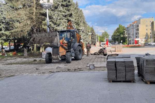 Площадь Октябрьской революции в Брянске благоустраивают по нацпроекту