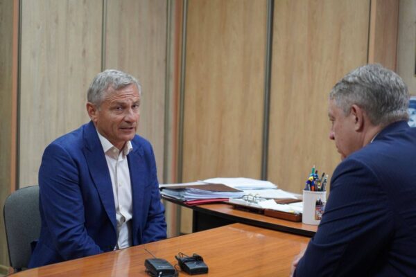 Глава брянского региона Александр Богомаз провел рабочую встречу с акционером ООО «НовоТехРейл» Сергеем Гущиным