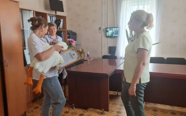 В Суземке брянского региона многодетной семье вручили сертификат на областной маткапитал