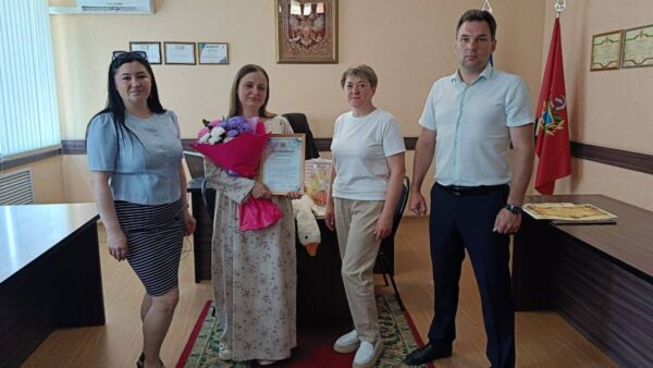 В Суземке брянского региона вручили сертификат на областной маткапитал многодетной маме