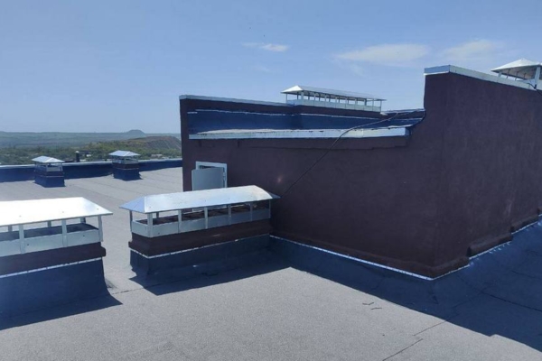 Строители из Брянской области в луганской Брянке ремонтируют кровли многоквартирных домов