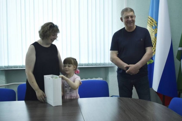 Делегация брянского региона провела в Брянке теплую встречу с девочкой Машей