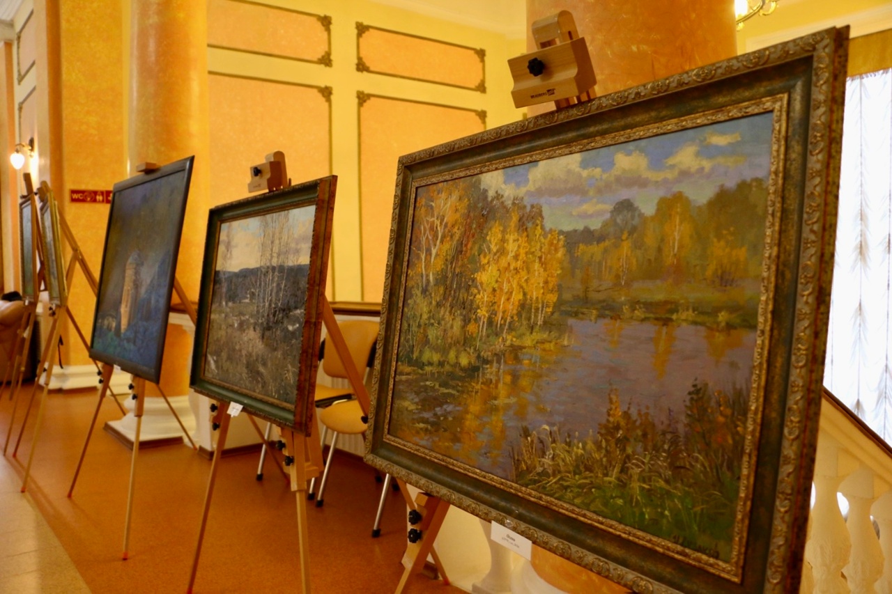 В Брянской областной думе стартовала выставка работ художника-монументалиста Игоря Лузакова