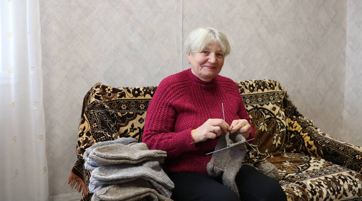 Жительница Стародубского округа Брянщины Татьяна Ермак вяжет носки для бойцов