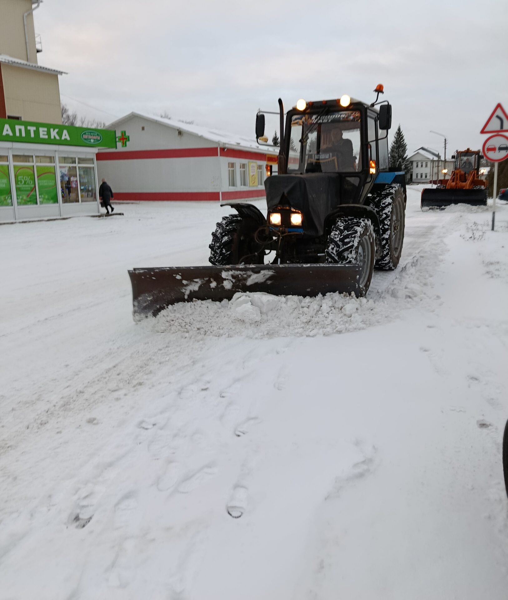 В брянской Красной Горе ведётся уборка снега на дорогах