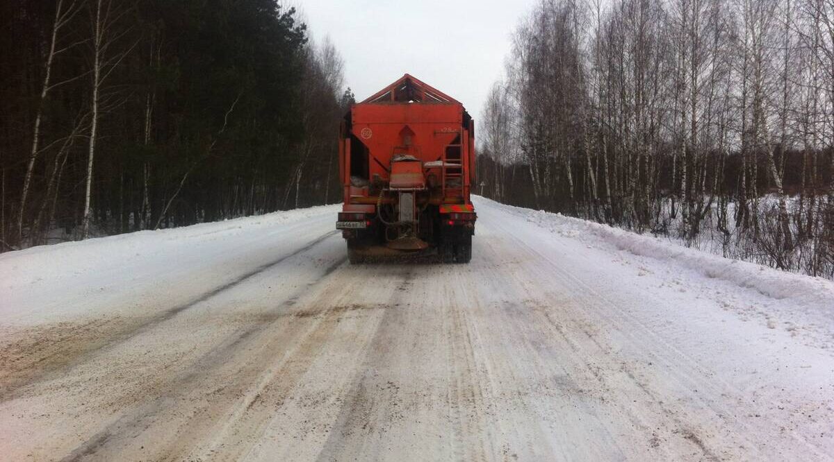 В Брянской области дорожные службы продолжают работать в усиленном режиме