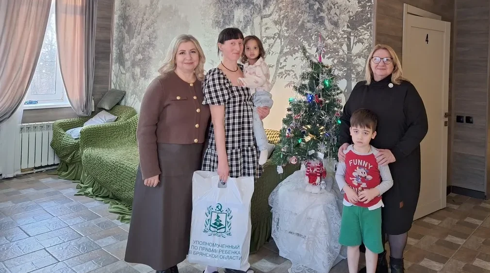 Брянский детский омбудсмен посетила кризисный центр «Дом для мамы»