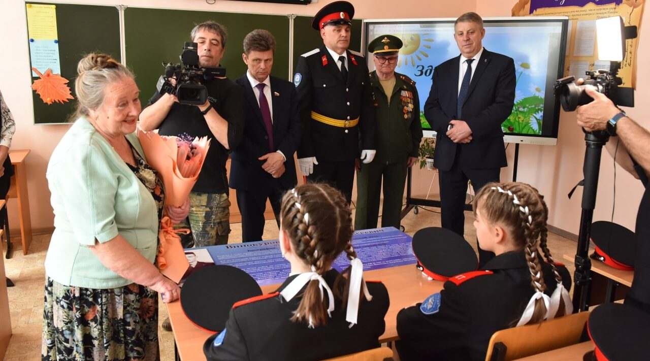 В школах Брянщины открыто 708 парт Героев