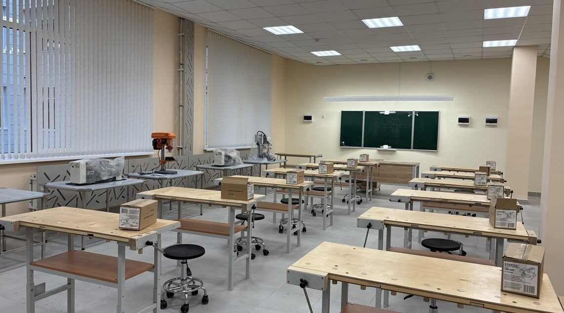 Школы Брянщины получили современное оборудование для кабинетов ОБЗР и труда