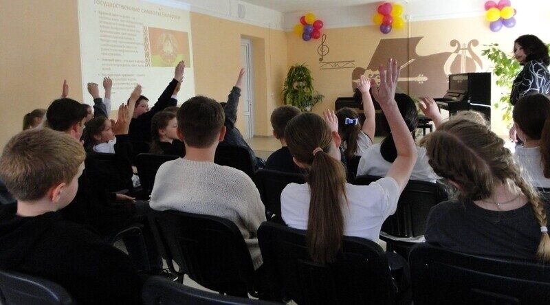 В Красногорской детской музыкальной школе прошёл час общения «Две Руси – две сестры»