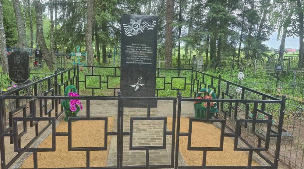 В брянском селе Селечня благоустроили братскую могилу