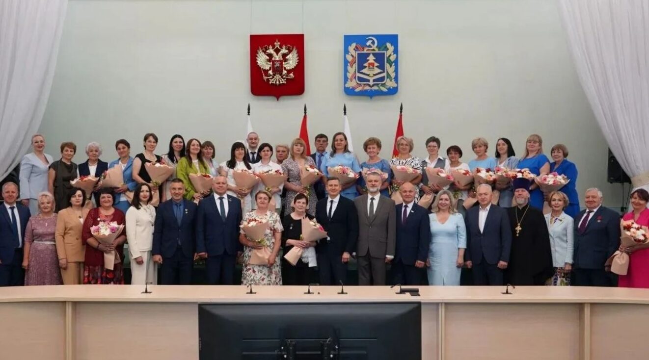 Глава Брянщины Егор Ковальчук вручил награды работникам и ветеранам соцсферы  региона
