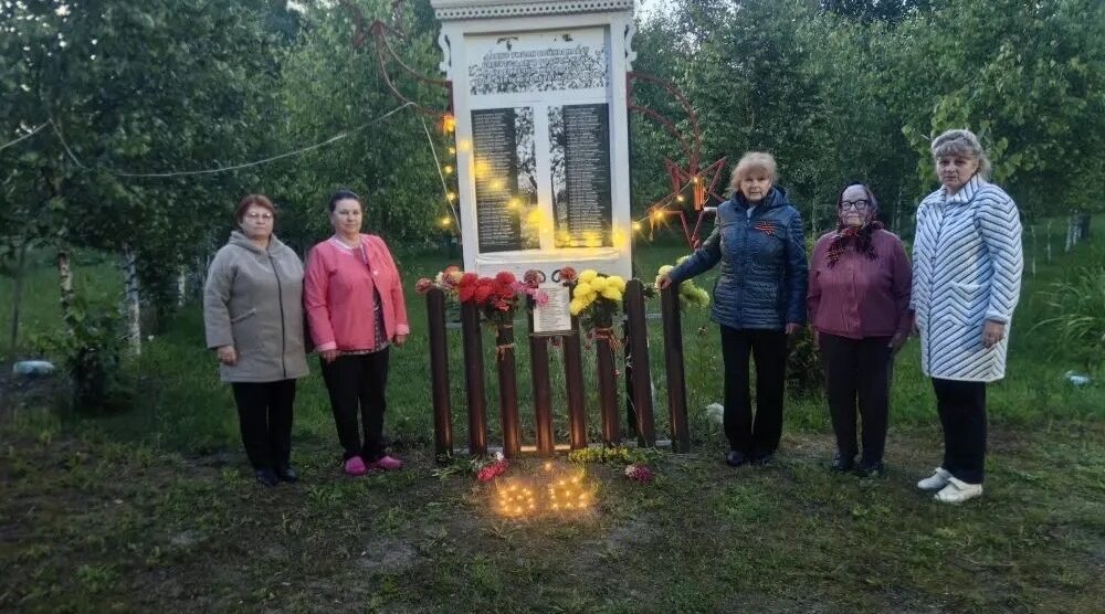 В красногорских деревнях Морозовка и Ларневск местные жители провели акцию «Свеча памяти»