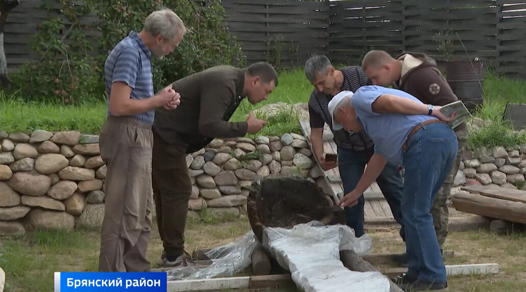 Вблизи брянского села Хотылево рыбаки обнаружили древнюю лодку