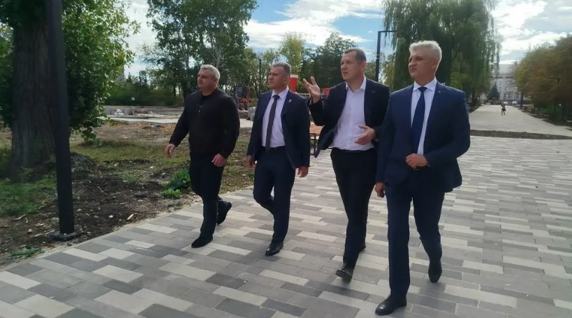 Заместитель губернатора Брянской области Виталий Свинцов посетил подшефную Брянку