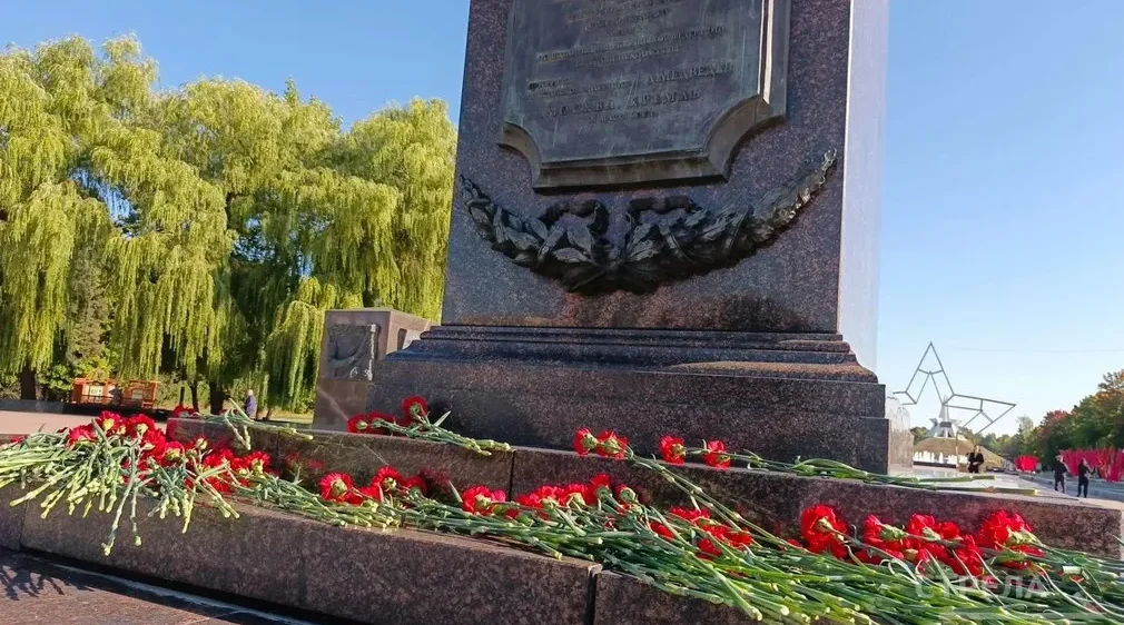 В Брянске состоялаяь памятная церемония у стелы Воинской славы