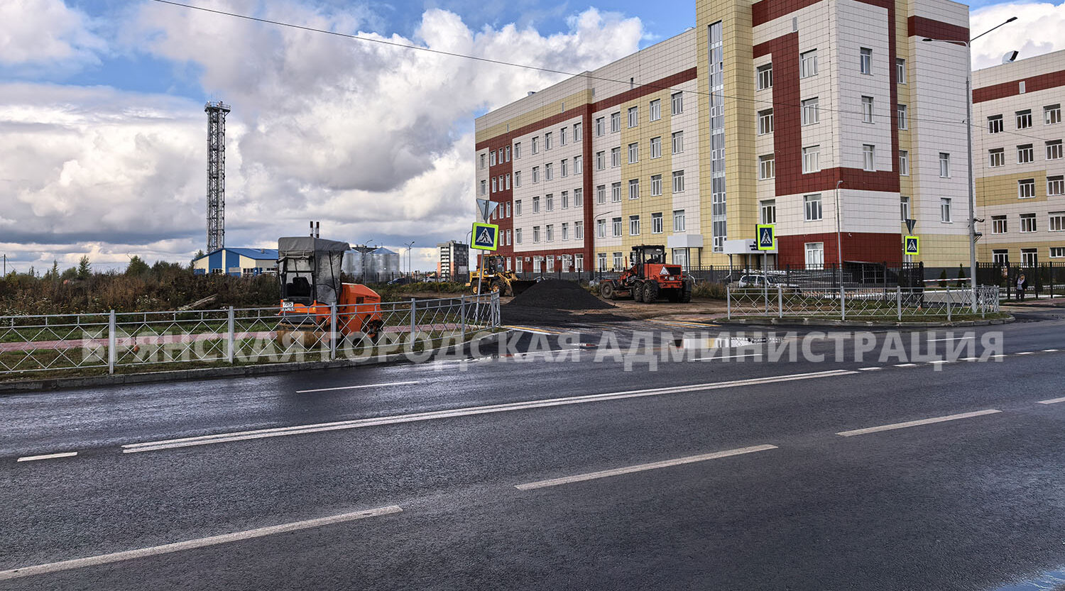 В Брянске возле новой поликлиники на Амосова строится парковка