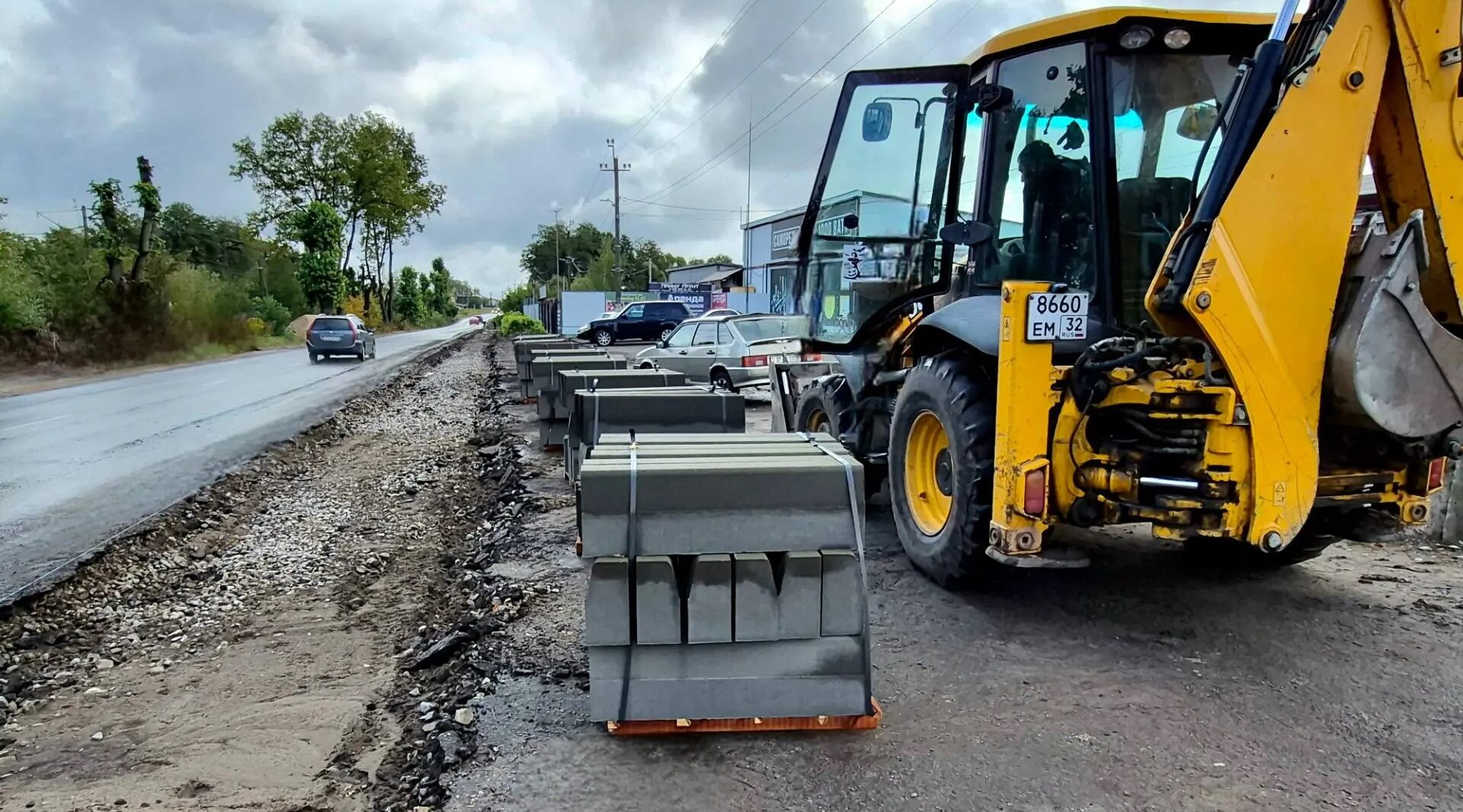 В Сельцо брянского региона благоустраивают тротуар по улице Лягина