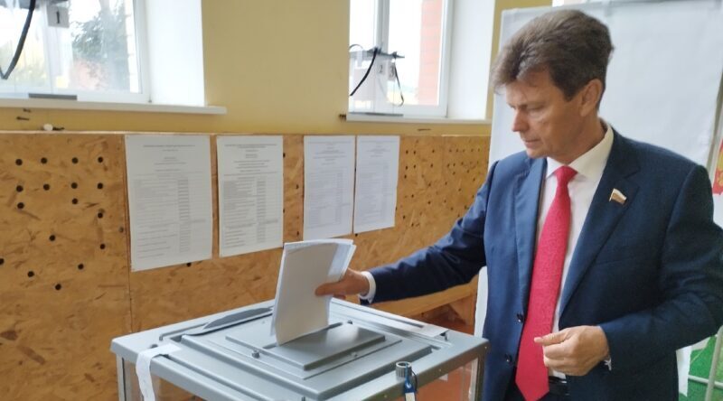 На Брянщине свой избирательный участок посетил сенатор РФ Василий Попадайло