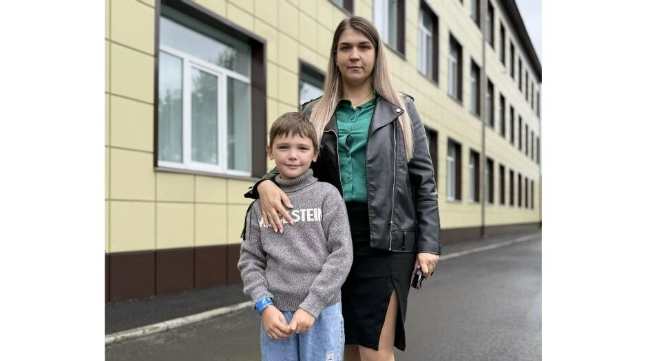 Жительница Красной Горы посетила избирательный участок вместе с сыном