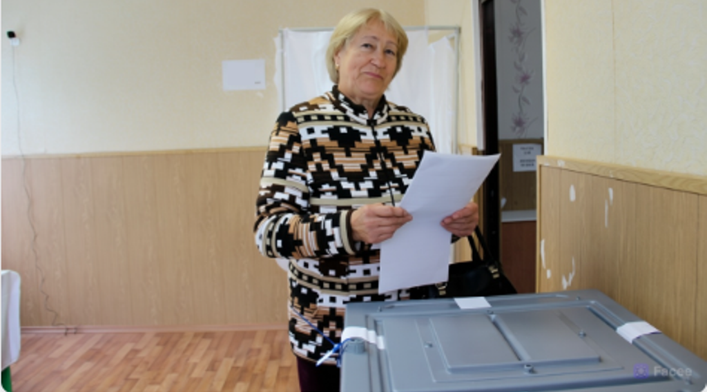 В Красногорском районе Брянщины проголосовала и мама участника СВО
