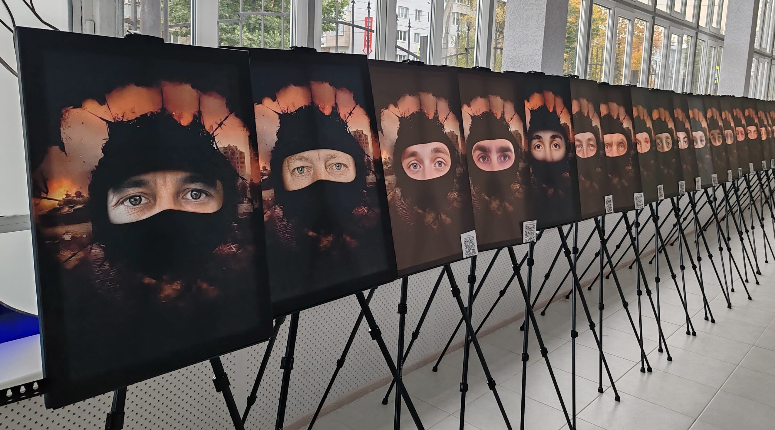 В Брянске работает выставка «Посмотри в глаза Героя»