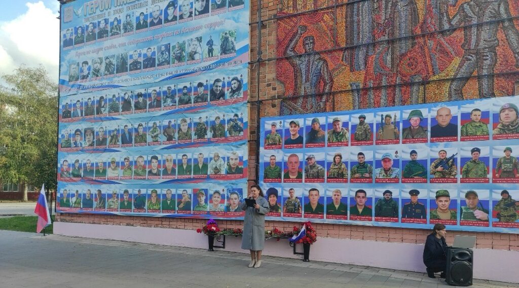 В Карачеве открылась фотовыставка «Семья Героя»