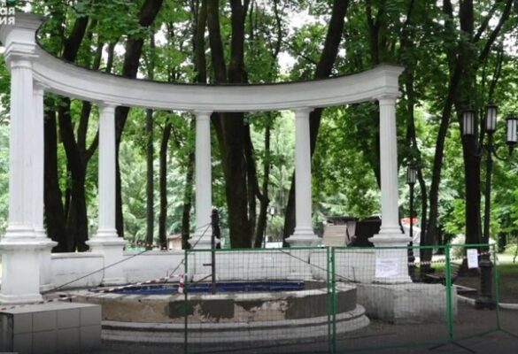 В парке А.К. Толстого в Брянске обновляют ротонду и деревянные скульптуры