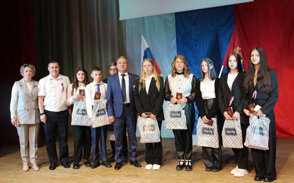 В День России юным красногорцам вручили паспорта