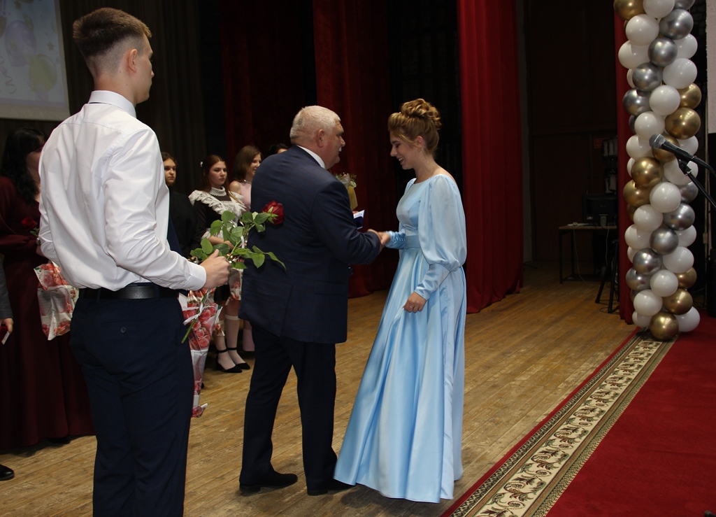 В брянской Красной Горе выпускникам вручили медали «За особые успехи в учении»