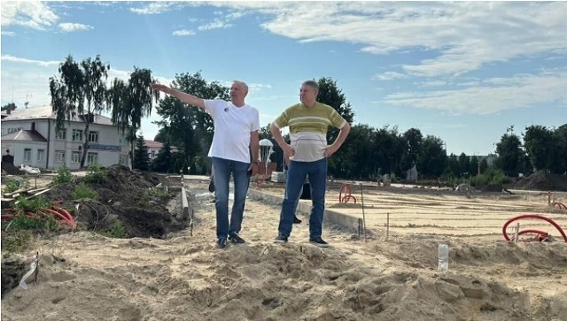 Брянский губернатор Александр Богомаз проконтролировал реконструкцию сквера в Стародубе