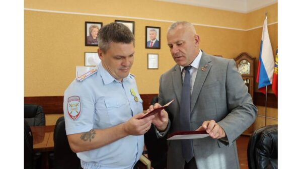 Председатель парламента брянского региона вручил памятную медаль начальнику УГИБДД