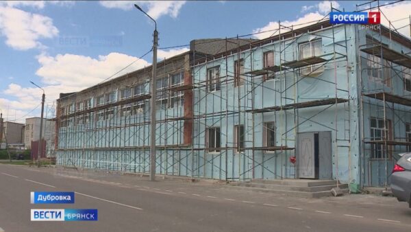 В брянской Дубровке идет капремонт 2-х важных соцобъектов