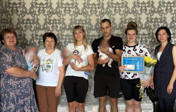 В Стародубе брянского региона поздравили с наступающим Днем семьи, любви и верности родителей тройняшек