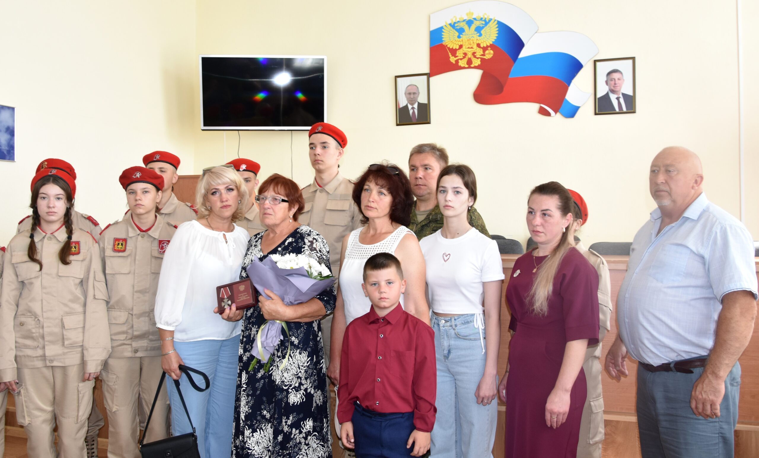 В брянской Красной Горе матери Сергея Викторовича Лукьяненко вручили ордена Мужества её сына