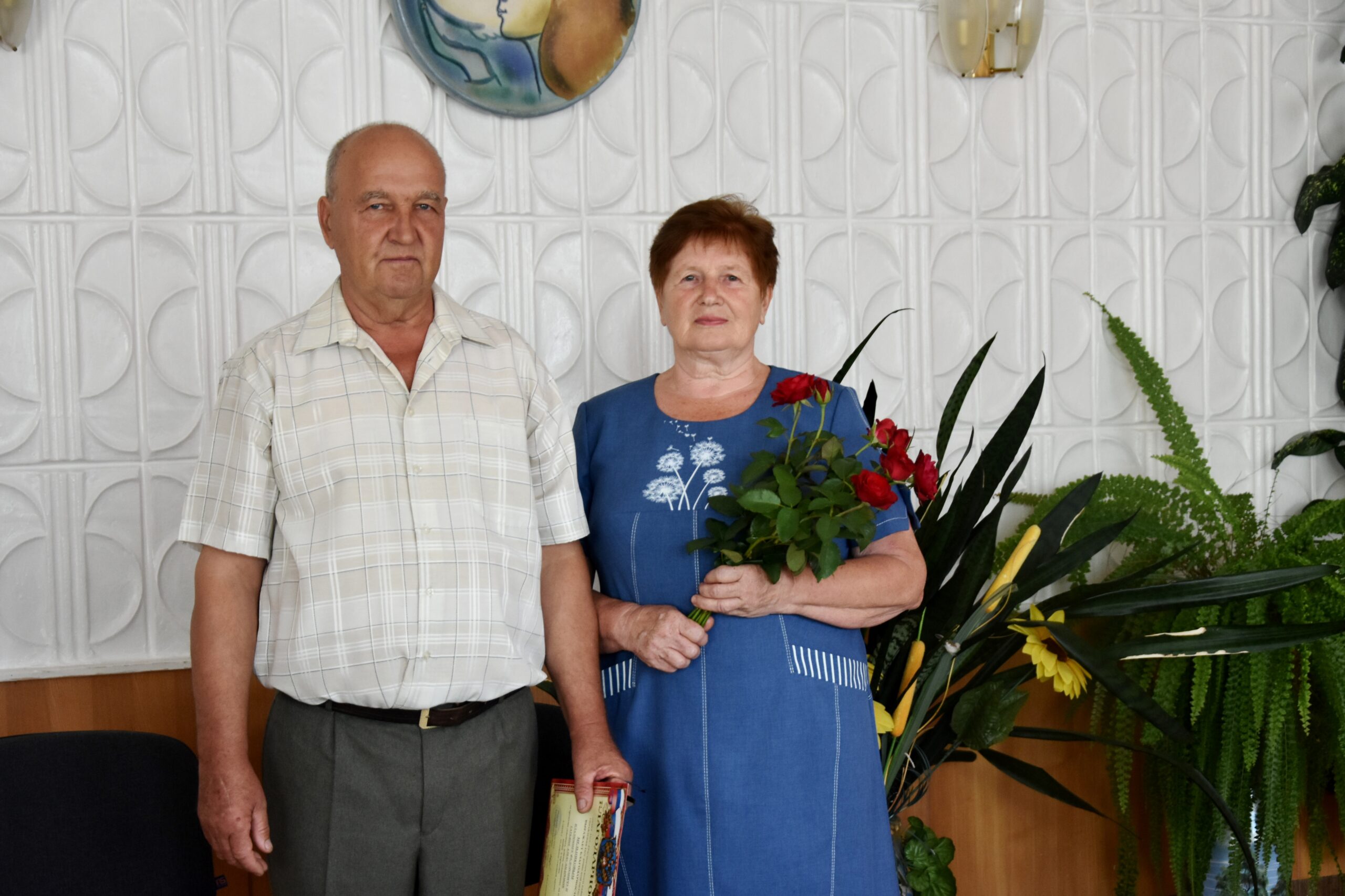 В брянской Красной Горе супружескую чету поздравили с золотой свадьбы