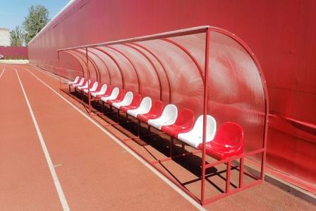 ИК-2 изготовила скамейки для спортивного комбината «Спартак»