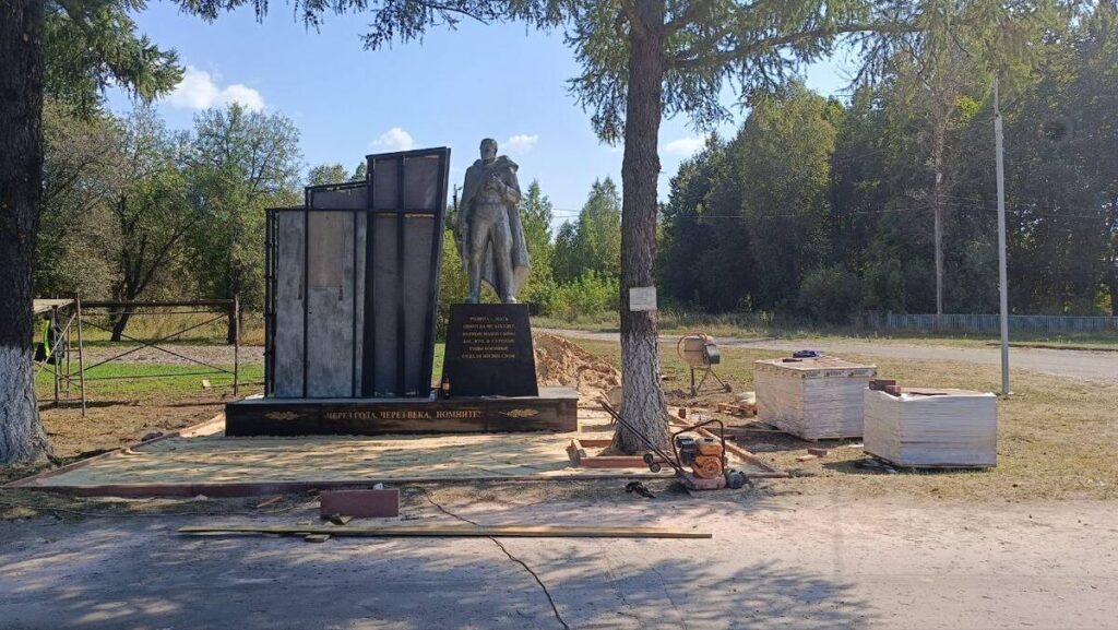 В Суземском районе Брянщины в рамках программы инициативного бюджетирования благоустраивают памятное место