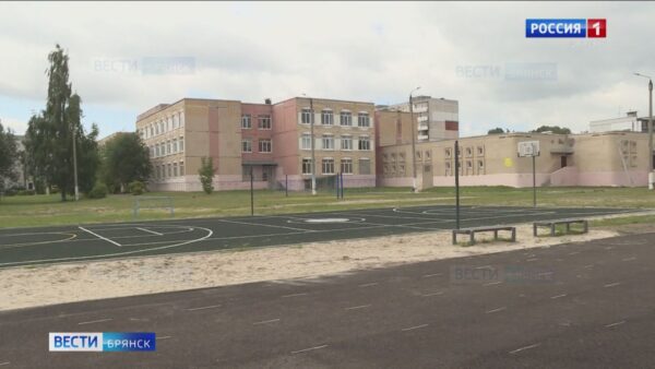 В Брянске продолжается обновление спортплощадок в школах и детских садах